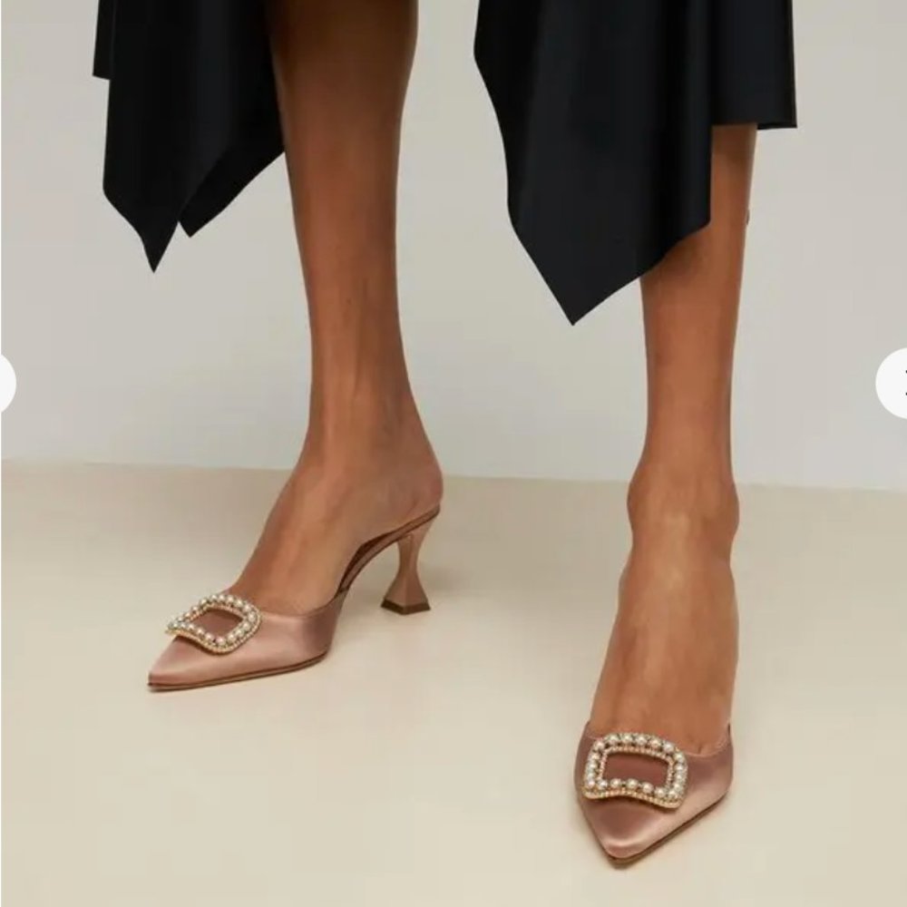 Manolo Blahnik Pearl Fabetamu Mule 38.5